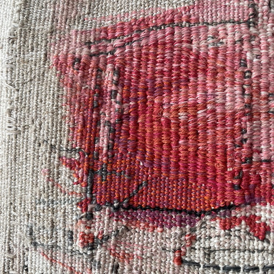Ausschnitt - Leinentapisserie I: Leinen mit rotem Punk, 53 x 55 cm,</br>Leinen und Wolle, Baumwollkette 4 F/cm